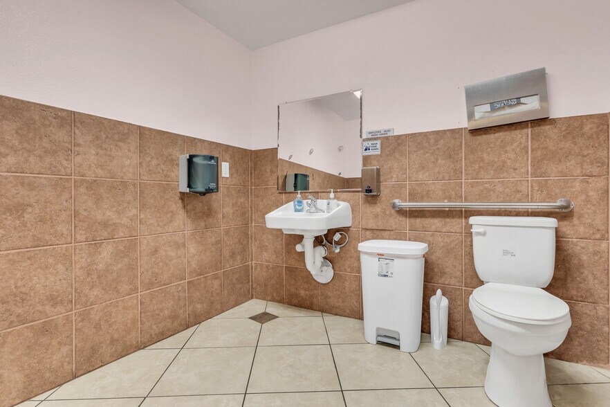 More Photos Of 515 Michigan Blvd, West Sacramento Medical For Sale