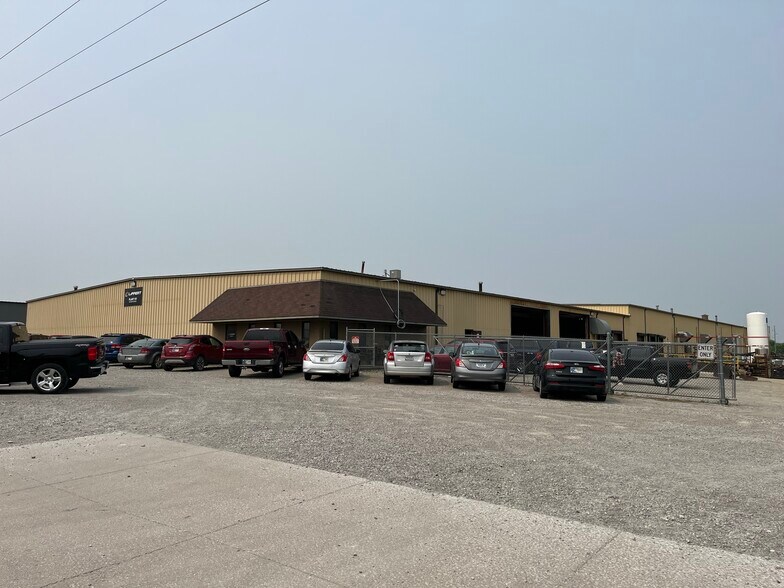 More Photos Of 800 Weston Ave, Kendallville Manufacturing For Lease