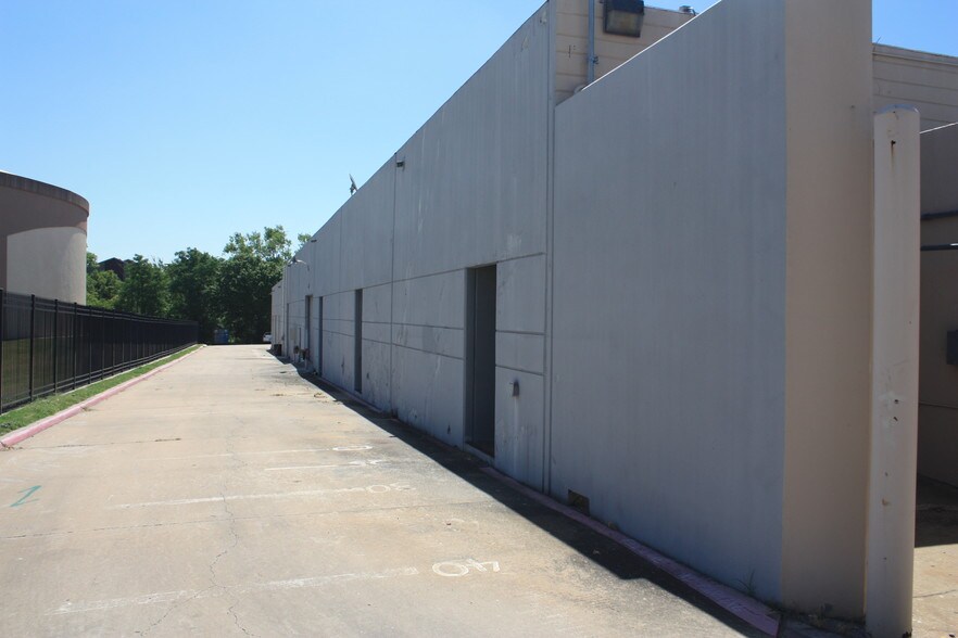 More Photos Of 1905 W 15th St, Plano Storefront For Sale