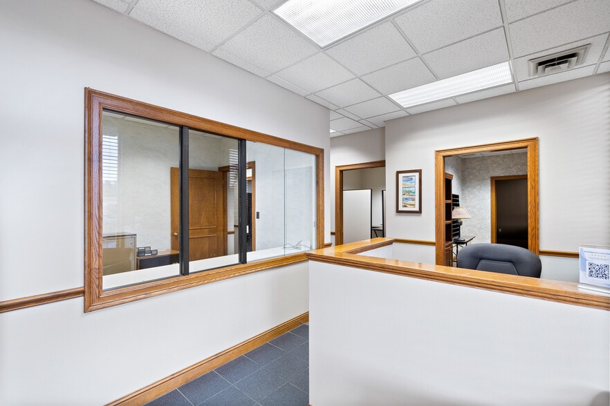 More Photos Of 81-90 N Miller Rd, Fairlawn Office For Sale