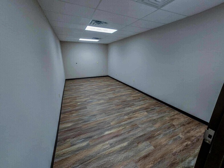 More Photos Of 3135 16th Street Rd, Huntington Office For Lease