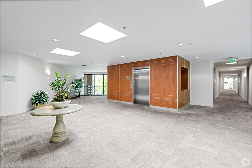 More Photos Of 28632 Roadside Dr, Agoura Hills Loft Creative Space For Lease