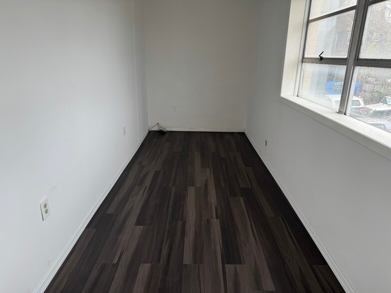 More Photos Of 635 Saint George Ave, Roselle Freestanding For Lease