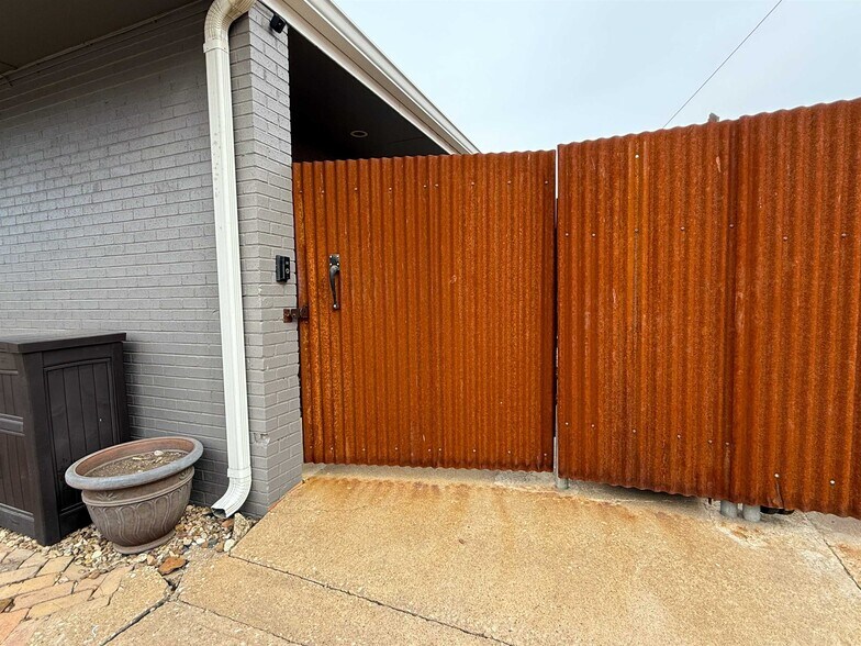 More Photos Of 212 N 3rd St, Salina Warehouse For Sale