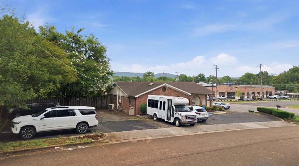 More Photos Of 1002 Oakwood Ave NW, Huntsville Office Residential For Lease