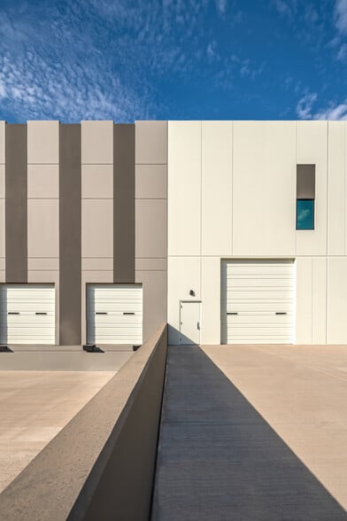 More Photos Of 2375 S Arizona Ave, Chandler Distribution For Lease