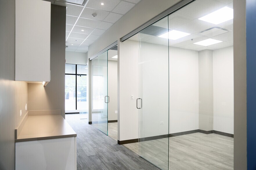 More Photos Of 775 Waukegan Rd, Deerfield Storefront For Lease