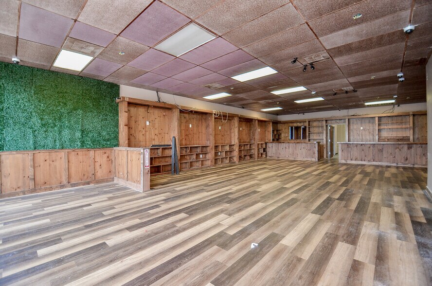 More Photos Of 8050 N Sam Houston Pky W, Houston Storefront For Lease