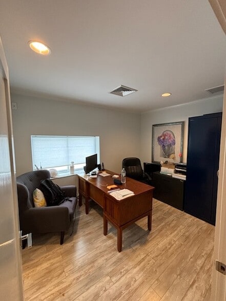 More Photos Of 27 Saint Charles St, Thornwood Office For Lease