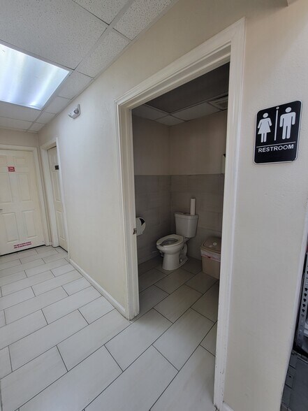 More Photos Of 23608 Tx-36, Damon General Retail For Sale