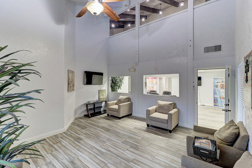 More Photos Of 5901 W Indian School Rd, Phoenix Medical For Sale