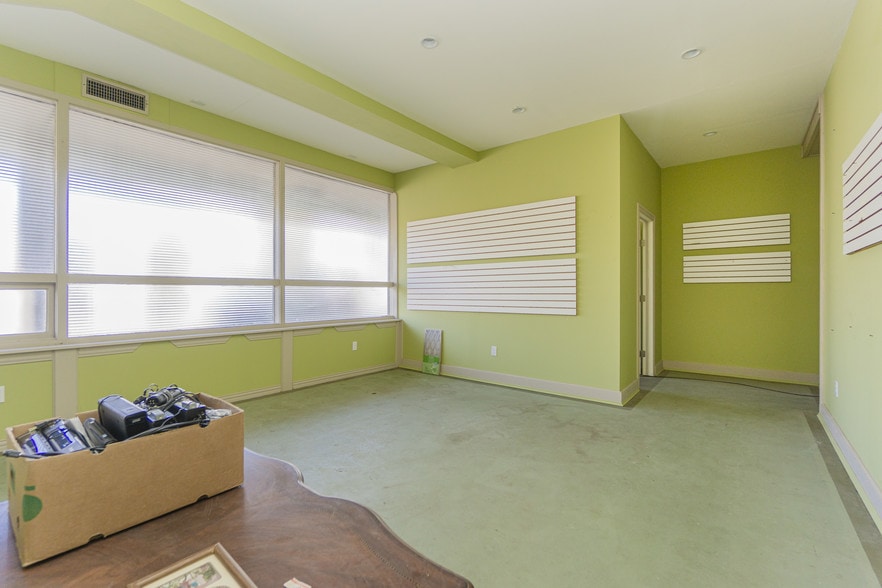 More Photos Of 2415 Church St, Galveston Light Distribution For Lease