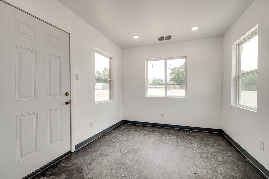 More Photos Of 4100-4144 Jackson St, Irving Warehouse For Sale