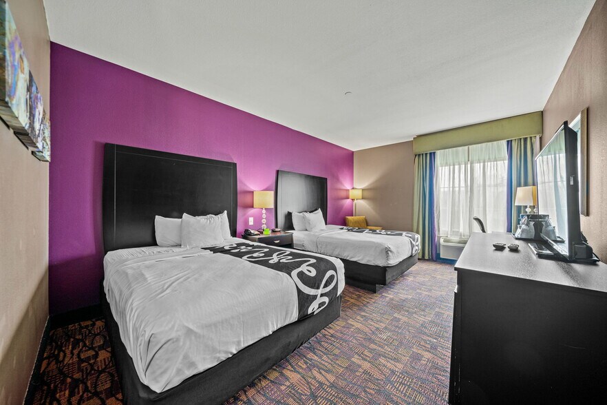 More Photos Of 110 Bmt Dr, Jourdanton Hotel For Sale