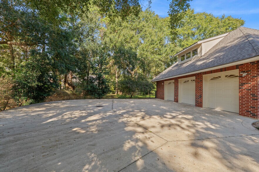 More Photos Of 16621 Hereford Dr, Tomball Flex For Sale