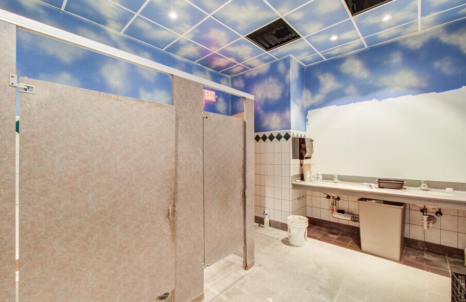 More Photos Of 2103 Cypress Creek Pky, Houston Bar For Sale