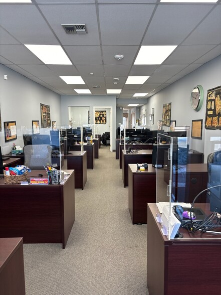 More Photos Of 321-331 Plandome Rd, Manhasset Storefront Retail Office For Lease