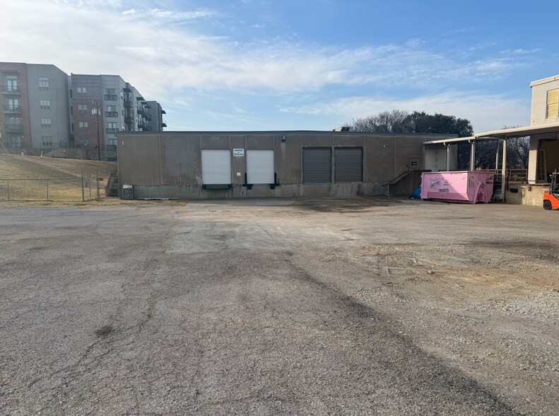 More Photos Of 2300 Race St, Fort Worth Warehouse For Lease