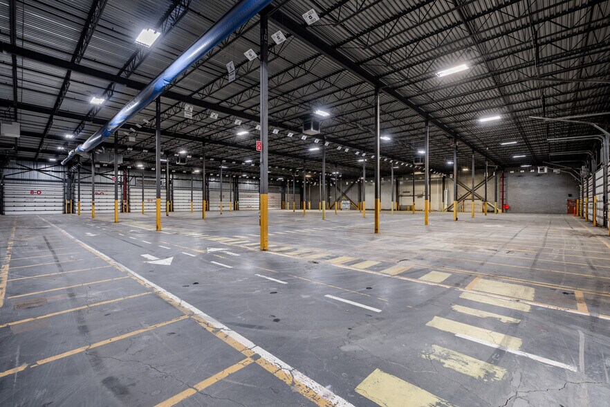 More Photos Of 1900 Rue Dickson, Montréal Distribution For Lease