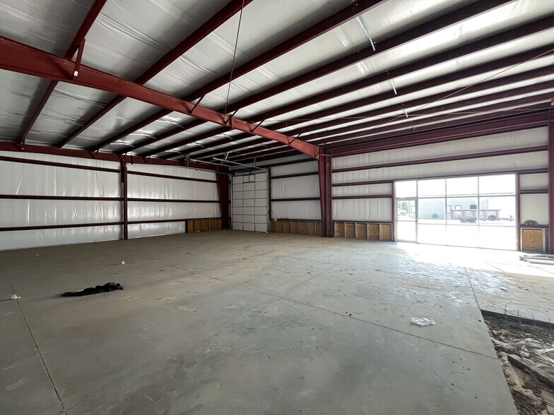 More Photos Of K-96 and Hoover, Wichita Flex For Lease