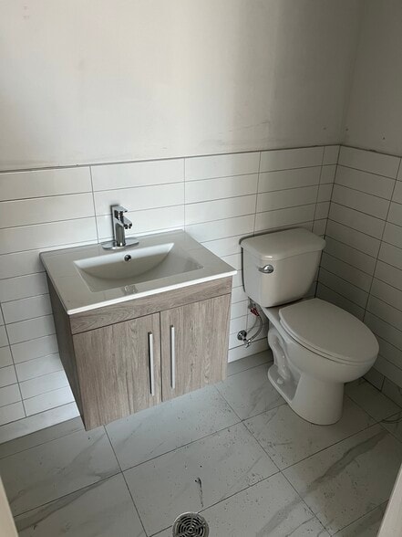 More Photos Of 349-359 Ch De La Grande-Cote, Boisbriand Storefront For Lease