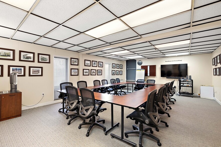 More Photos Of 2400 W 4th St, Wilmington Office For Sale