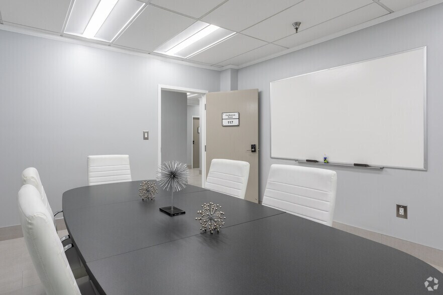 More Photos Of 14 Pidgeon Hill Dr, Sterling Medical For Lease