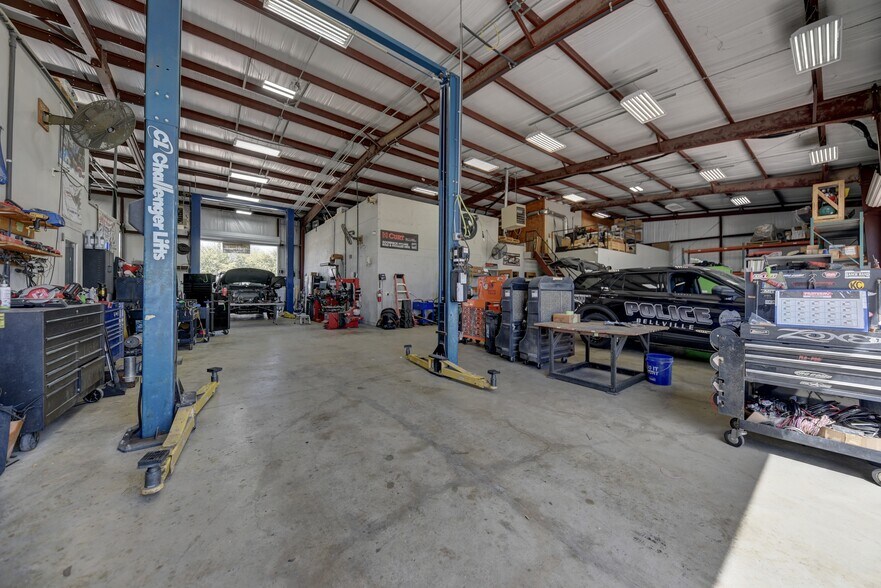 More Photos Of 2770 Osborn Ln, Bryan Showroom For Lease