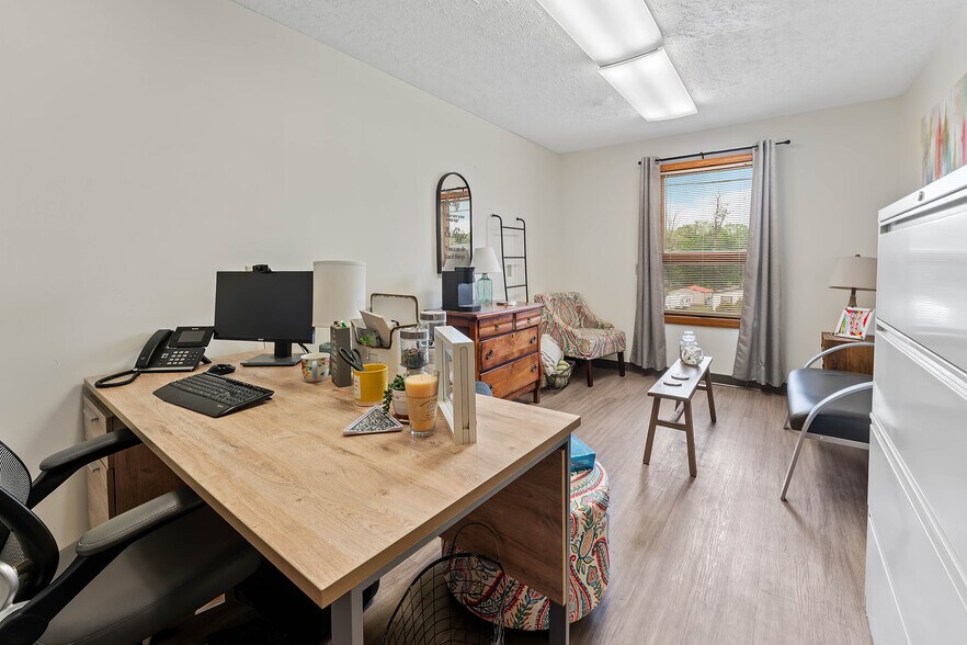 More Photos Of 725 N Pike St, Grafton Office For Sale
