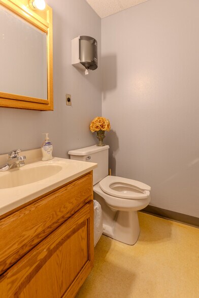 More Photos Of 4303 Memorial Hwy, Mandan Movie Radio TVStudio For Lease