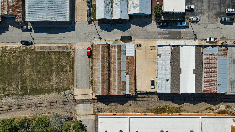More Photos Of 200 W First St, Brenham Warehouse For Sale