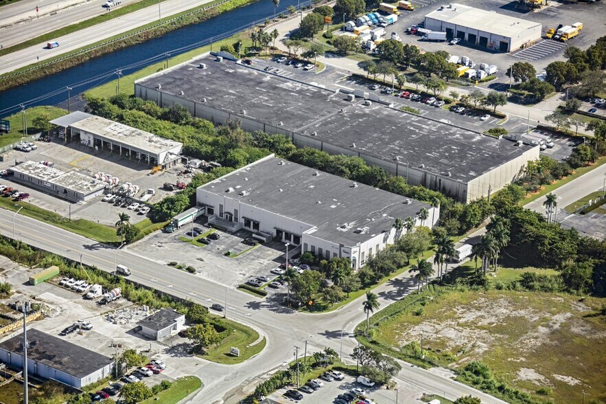 More Photos Of 11200 NW 138th St, Medley Warehouse For Lease