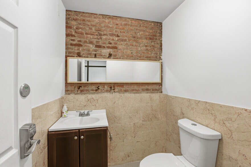 More Photos Of 816 6th Ave, New York Flex For Sale