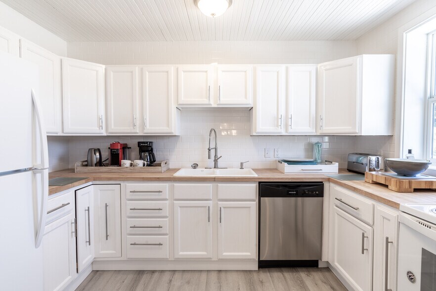 More Photos Of 267 W Sixth St, Port Orford Storefront Retail Residential For Sale