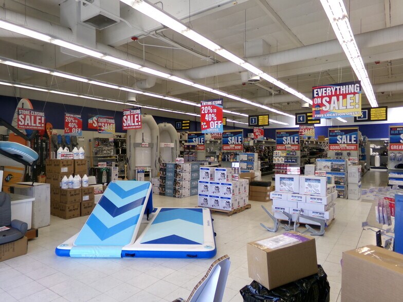 More Photos Of 2505 Mill St, Reno Showroom For Lease