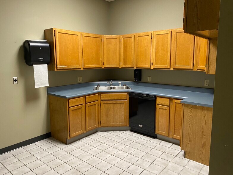 More Photos Of 2705 Happy Joe Dr, Bettendorf Office For Sale