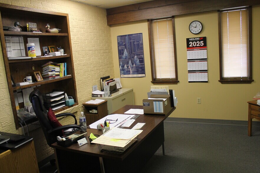 More Photos Of 121 Industrial Dr, Dekalb Manufacturing For Sale