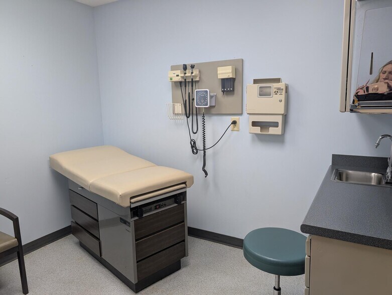 More Photos Of 950 Salem St, Brookville Medical For Lease