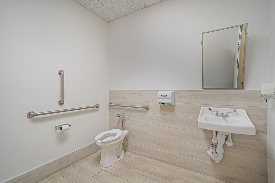 More Photos Of 180 E Main St, Bay Shore Medical For Sale