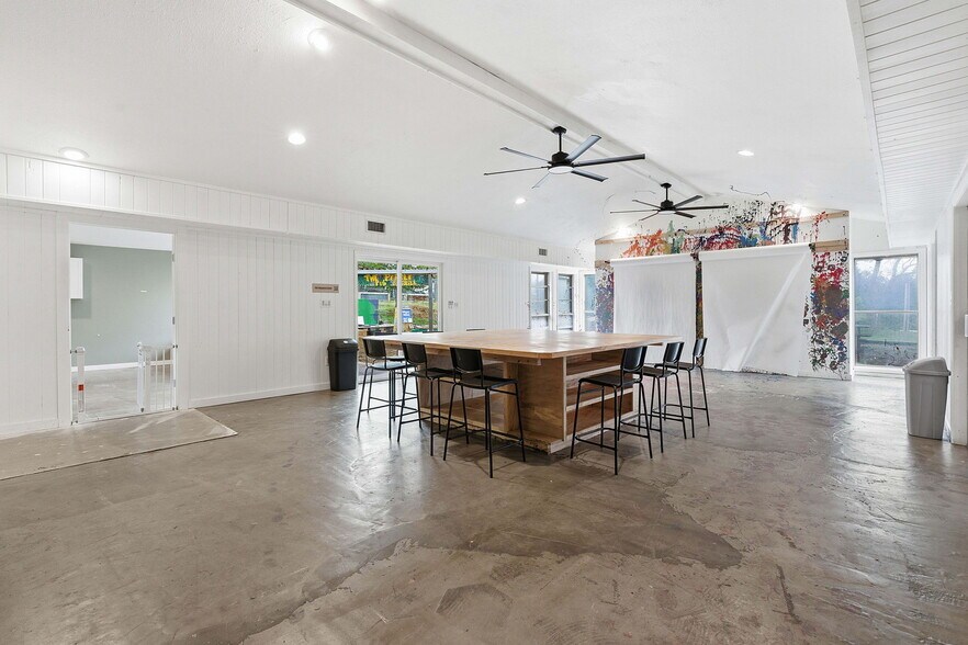 More Photos Of 13617 Fitzhugh Rd, Austin Showroom For Lease