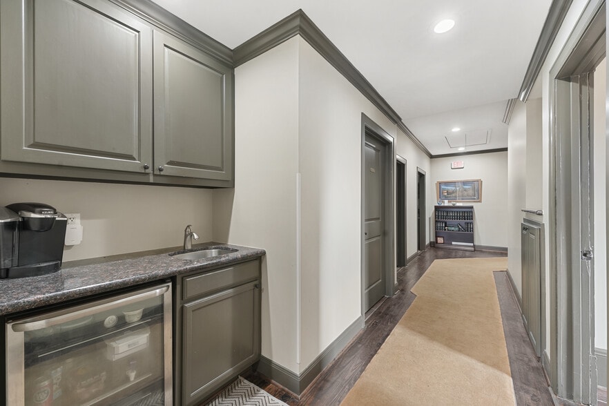 More Photos Of 112 W 4th St, Houston Office Residential For Sale