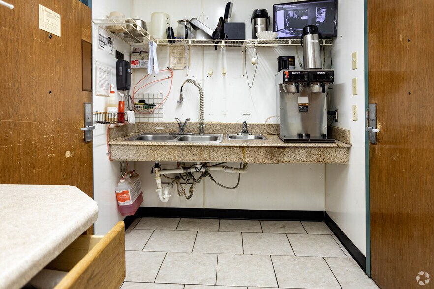 More Photos Of 5100 Hickory Point Frontage Rd, Decatur Hotel For Sale