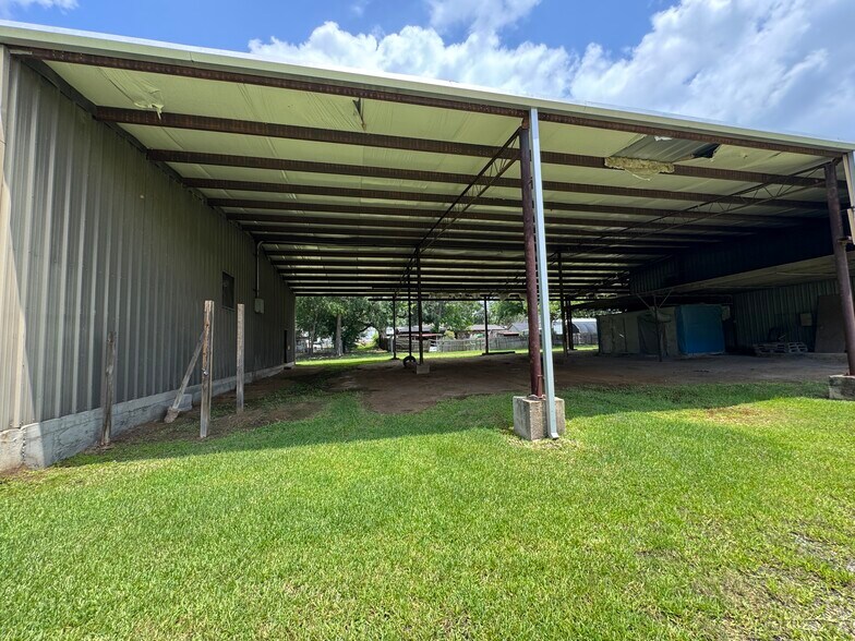 More Photos Of 1208 S Chestnut St, Lufkin Showroom For Sale