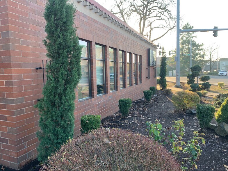 More Photos Of 960 Broadway St NE, Salem Office For Lease