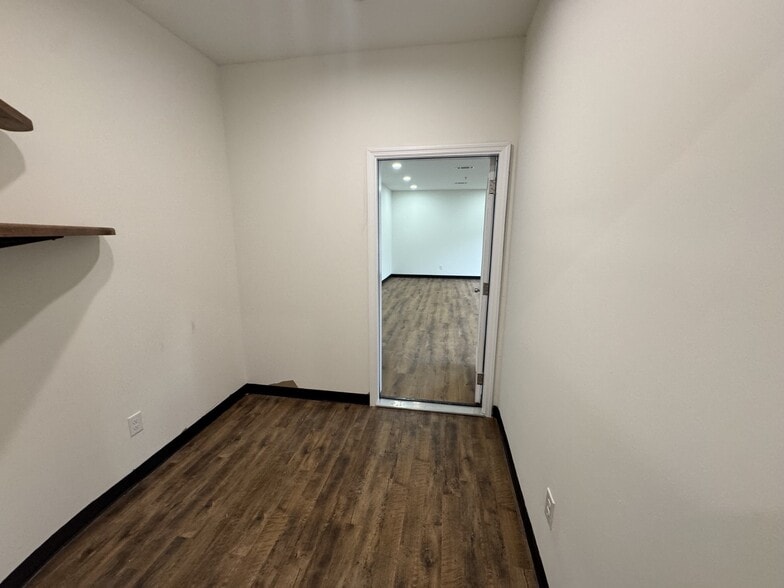 More Photos Of 4922 Port Royal Rd, Spring Hill Showroom For Lease