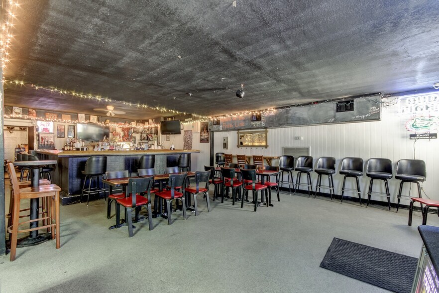 More Photos Of 5402 W US Highway 92, Plant City Bar For Sale