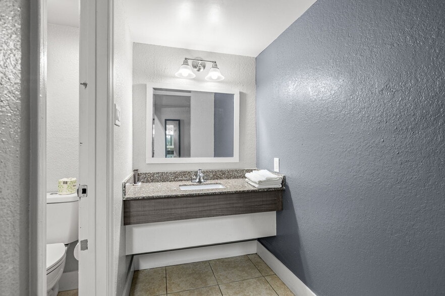 More Photos Of 2904 Melbourne St, Tampa Hotel For Sale