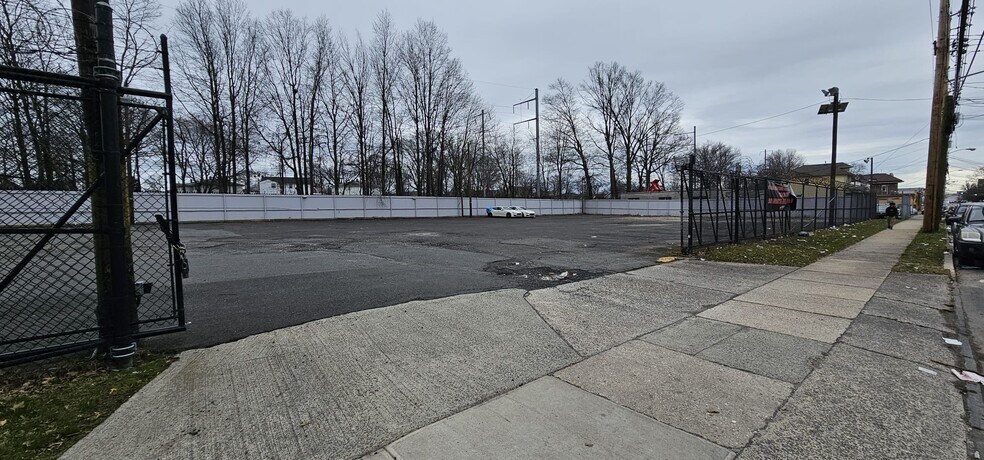 More Photos Of 655 Pennsylvania Ave, Elizabeth Showroom For Lease