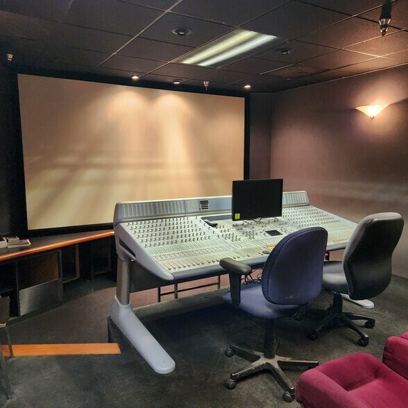 More Photos Of 120 S Victory Blvd, Burbank Loft Creative Space For Lease