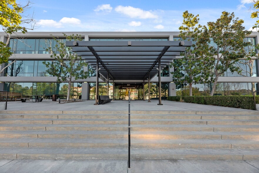 More Photos Of 2625 Townsgate Rd, Westlake Village Office For Lease